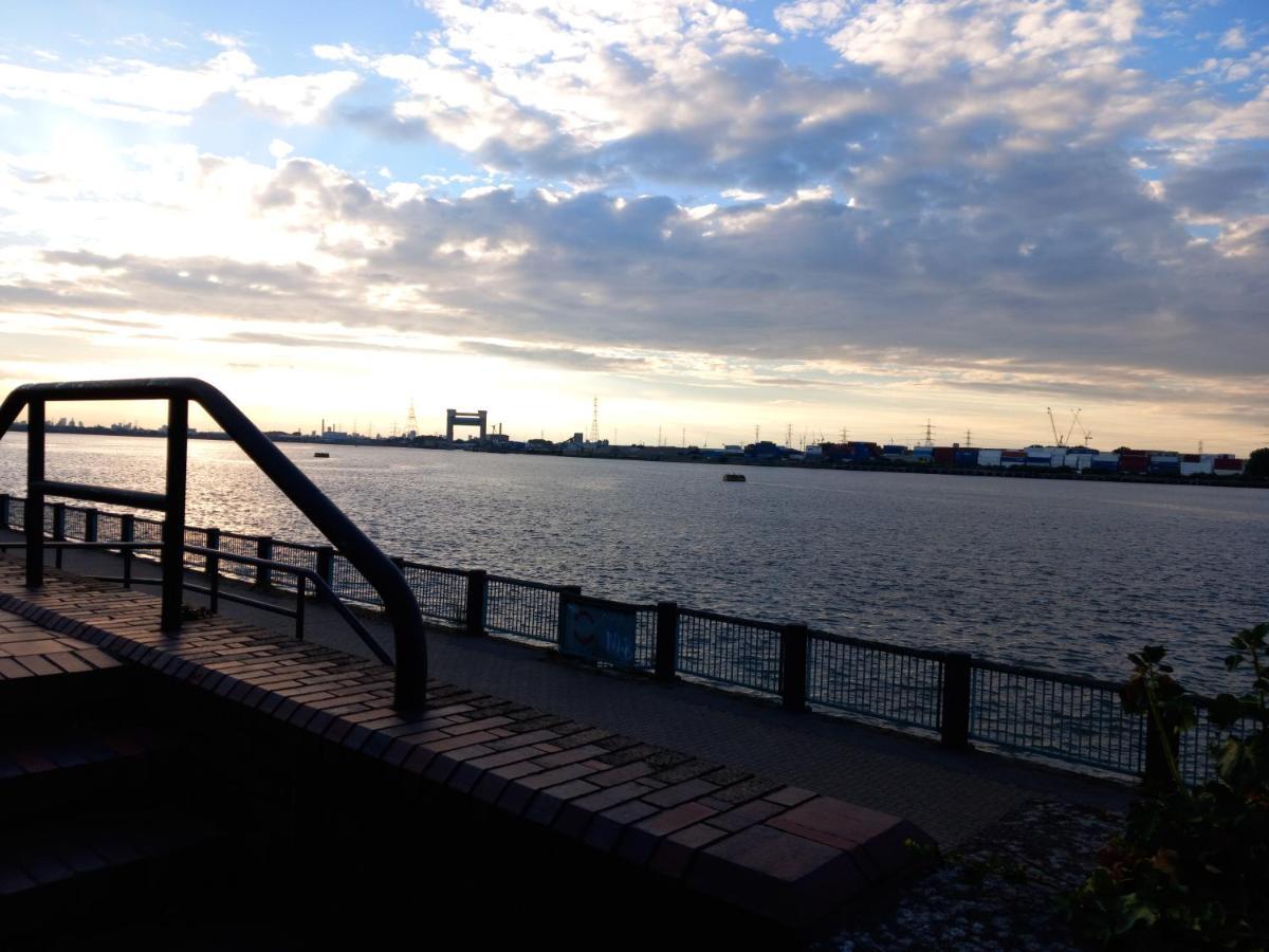 Lovely Shared 3 Bed Home Near The Thames Thamesmead  エクステリア 写真